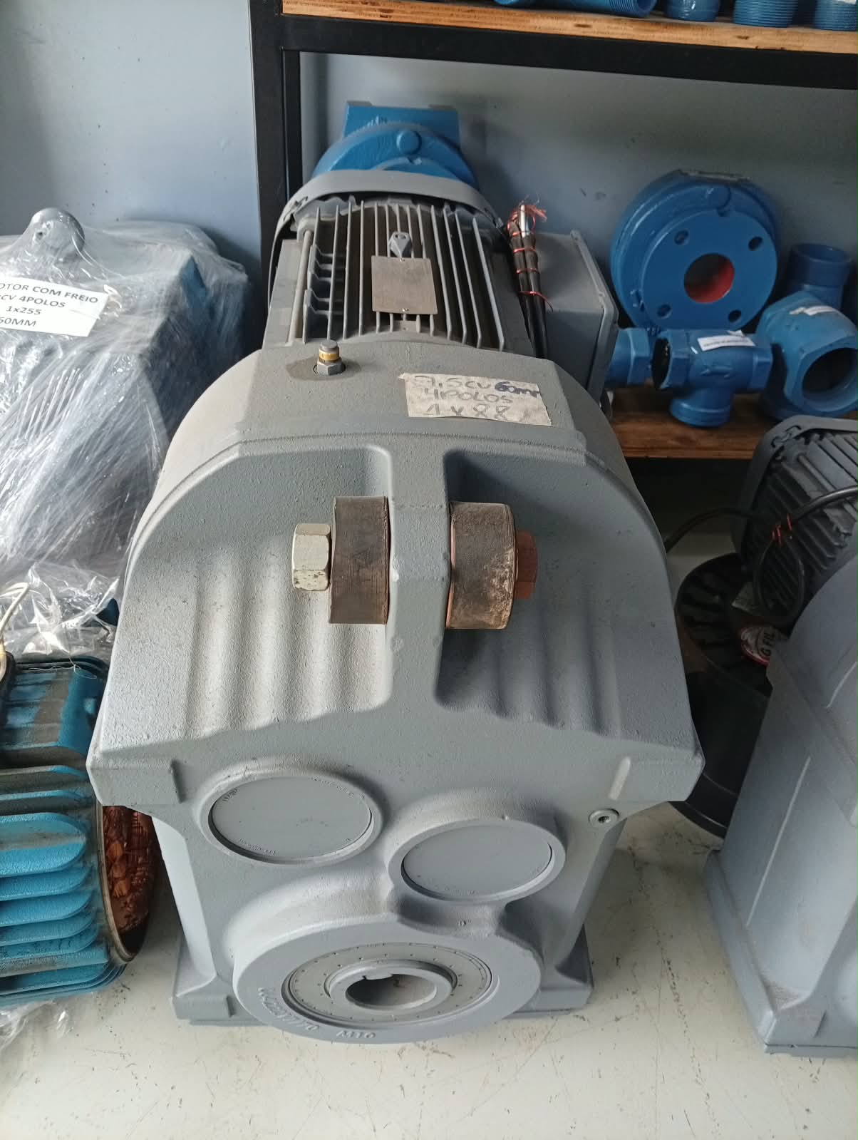 Caixa de redução 1 por 88 com motor de 7,5 cv, 4 polos e eixo de saída de 60 mm