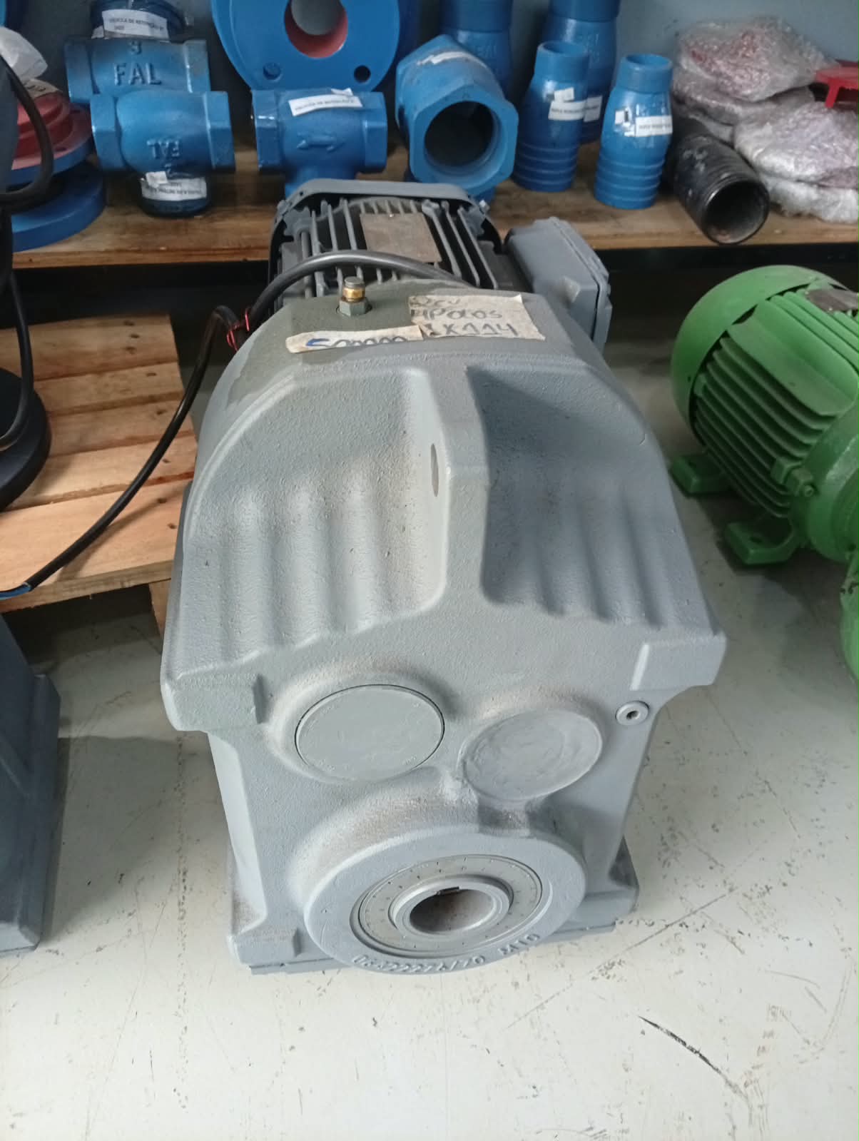 Caixa de redução 1 por 114 com motor de 2 cv, 4 polos e eixo de saída de 50 mm